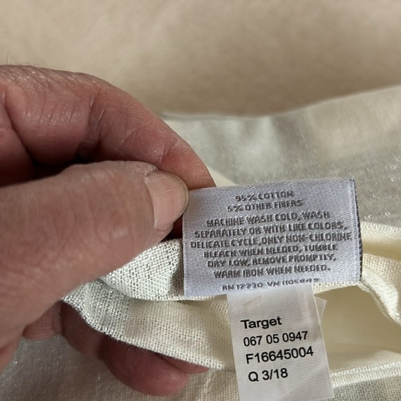 Shimmering Oval Tablecloth - Picture 5 of 5